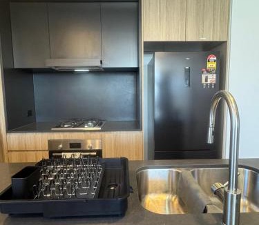 East Brisbane Apartment | Luxe 2BR with Rooftop Pool and CBD View