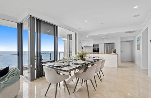 Broadbeach Apartment | Luxe 3 Bd Beachfront Broadbeach, Pool,Gym,Sauna