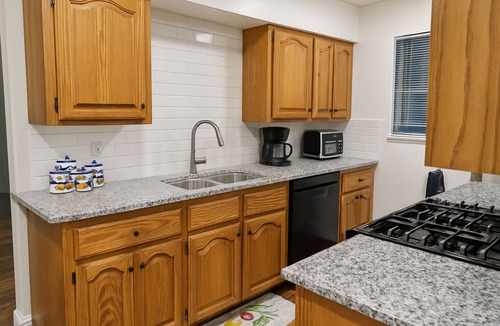 Fort Worth House | Luxe 3 Bedroom Retreat Sleeps 7 - Perfect For Groups Families