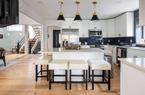 South Kansas City House | Luxe 3000sqft Heated Pool Oasis in Kansas City