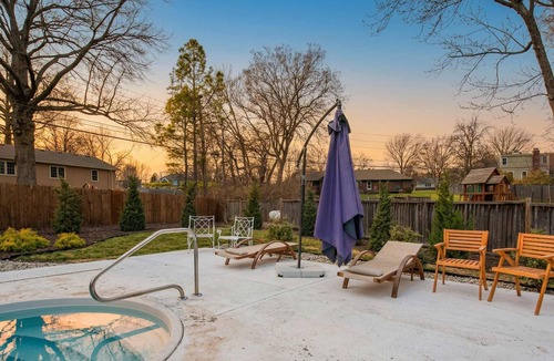 South Kansas City House | Luxe 3000sqft Heated Pool Oasis in Kansas City