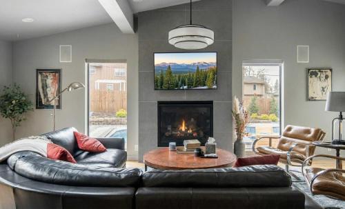 South Kansas City House | Luxe 3000sqft Heated Pool Oasis in Kansas City