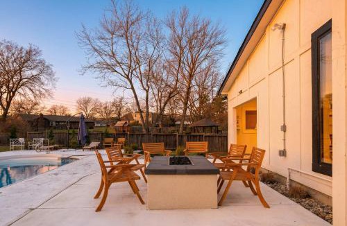 South Kansas City House | Luxe 3000sqft Heated Pool Oasis in Kansas City