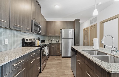 Leander Apartment | Luxe 3B Getaway | Sleeps 8 | Pool, Gym, Garage
