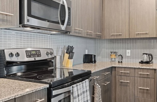 Leander Apartment | Luxe 3B Getaway | Sleeps 8 | Pool, Gym, Garage