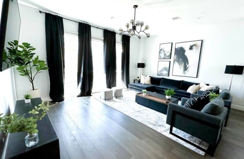 Shady Acres House | Luxe 3Bed Townhome in Heights with WiFi, Private Rooftop, Private Parking