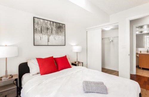 Downtown Mississauga Apartment | Luxe 3BR 2 Bath Condo Steps from Square one Mall