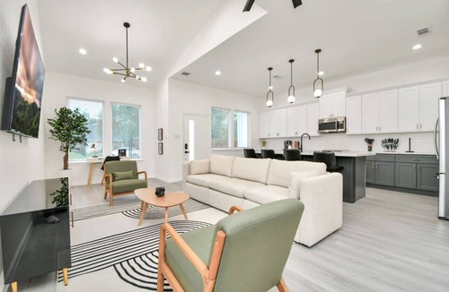 Southeast Houston House | Luxe 3BR/2BA Near Downtown Sleeps 9 Netflix Wi-Fi
