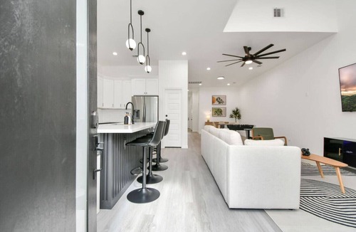Southeast Houston House | Luxe 3BR/2BA Near Downtown Sleeps 9 Netflix Wi-Fi