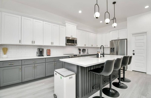 Southeast Houston House | Luxe 3BR/2BA Near Downtown Sleeps 9 Netflix Wi-Fi