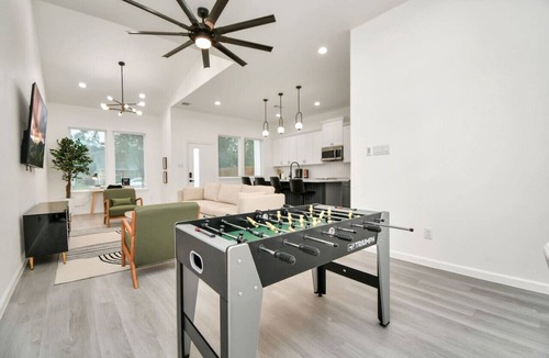 Southeast Houston House | Luxe 3BR/2BA Near Downtown Sleeps 9 Netflix Wi-Fi