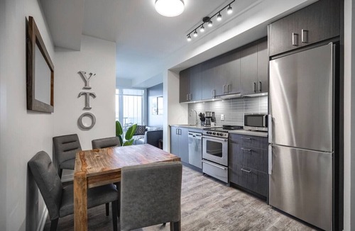 Bay Cloverhill Apartment | Luxe 3BR Apt with GYM and Pool near Allan Gardens