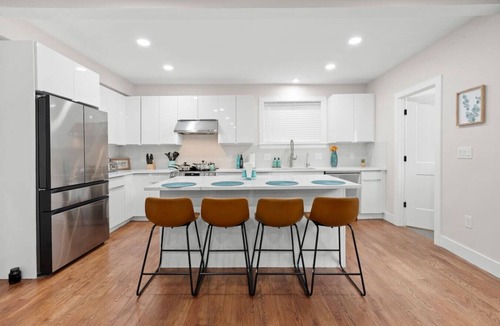 Allston Apartment | Luxe 3BR | Free Parking | Harvard/BU | ROKU TV