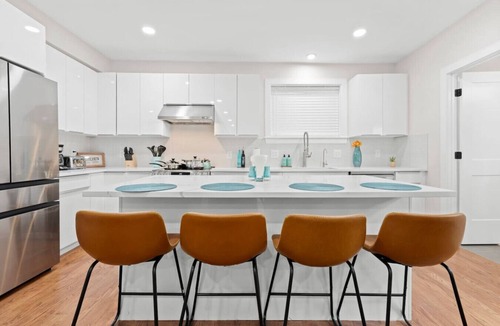 Allston Apartment | Luxe 3BR | Free Parking | Harvard/BU | ROKU TV