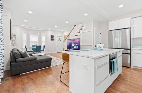 Allston Apartment | Luxe 3BR | Free Parking | Harvard/BU | ROKU TV