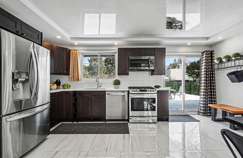 Ottawa Division House | Luxe 3BR Home With Pool, Parking And 3-Hole Green