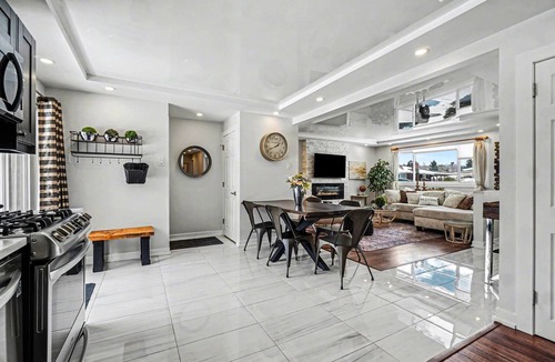 Ottawa Division House | Luxe 3BR Home With Pool, Parking And 3-Hole Green