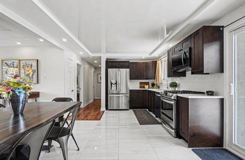 Ottawa Division House | Luxe 3BR Home With Pool, Parking And 3-Hole Green
