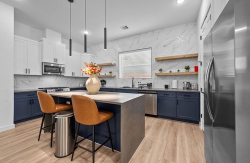 South Central Houston House | Luxe 3BR Midtown + Private Jacuzzi