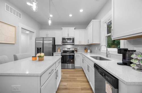 Durham House | Luxe 3BR Min to Duke, Downtown, Hospitals, NCCU & DPAC Firepit & Sleeps 6