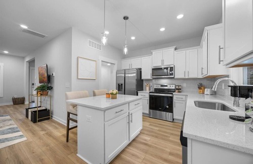 Durham House | Luxe 3BR Min to Duke, Downtown, Hospitals, NCCU & DPAC Firepit & Sleeps 6