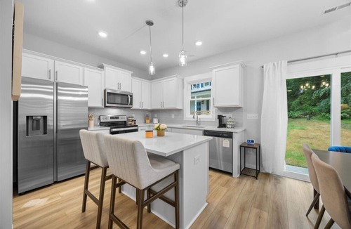 Durham House | Luxe 3BR Min to Duke, Downtown, Hospitals, NCCU & DPAC Firepit & Sleeps 6