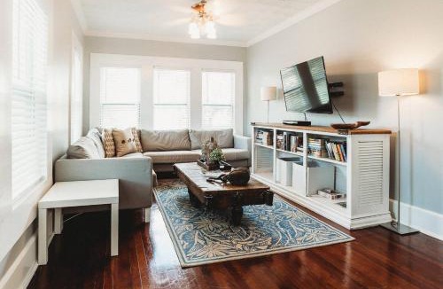 Historic Uptown Apartment | Luxe 3BR Retreat Nr Downtown & Pier Pet-Friendly