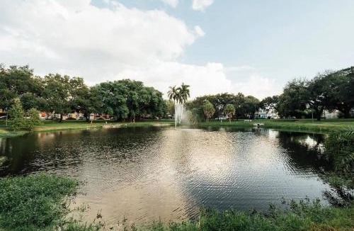 Historic Uptown Apartment | Luxe 3BR Retreat Nr Downtown & Pier Pet-Friendly