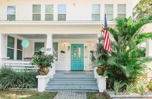 Historic Uptown Apartment | Luxe 3BR Retreat Nr Downtown & Pier Pet-Friendly
