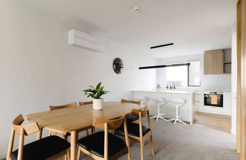 Wellington House | Luxe 3BR Townhouse | 2Bath + Private Garage in CBD