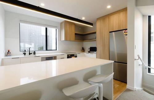 Wellington House | Luxe 3BR Townhouse | 2Bath + Private Garage in CBD