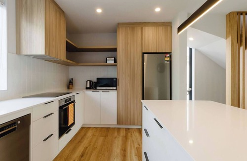 Wellington House | Luxe 3BR Townhouse | 2Bath + Private Garage in CBD