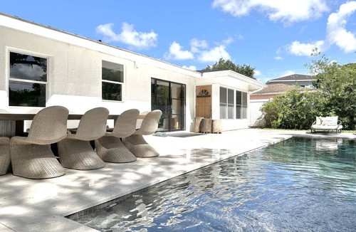 Downtown House | LUXE 4 BED SALTWATER POOL