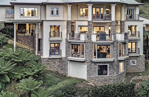 Ferny Creek House | Luxe 4 Level Mansion - Stunning Views