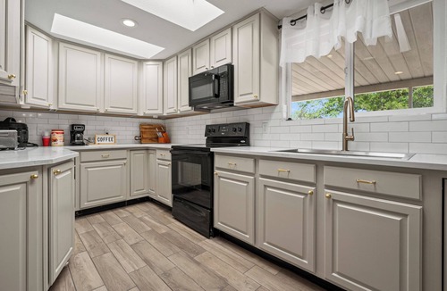 Sierra Vista House | ☀️LUXE 4BR/2BTH Mountain View vacation Pool & Grill Central LOC Private