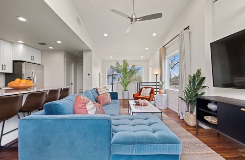 Govalle House | Luxe 4BR Austin Home | Balcony & Private Deck