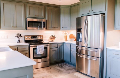 Cherry Log Cabin | Luxe 4BR Designer Cabin Hot Tub Views Fire