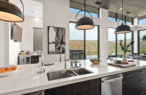 Sedona House | Luxe 4BR Entertainment Hub w/Infinity Pool & Spa