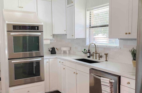 Grapevine House | Luxe 4BR with Heated Pool and Hot Tub - Walk to Lake