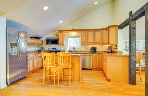 Jamaica House | Luxe 5,000 Sq Ft Retreat: 5 Mi to Stratton Resort