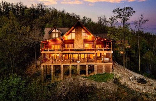 Pittman Center Cabin | Luxe 5* Retreat~MayDeals~GmRm~PS5~FirePit~HotTub