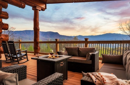 Pittman Center Cabin | Luxe 5* Retreat~MayDeals~GmRm~PS5~FirePit~HotTub