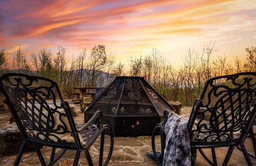 Pittman Center Cabin | Luxe 5* Retreat~MayDeals~GmRm~PS5~FirePit~HotTub