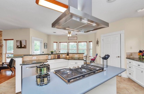 Lake Houston House | Luxe 6BR Lakehouse w/Fishing | Near IAH