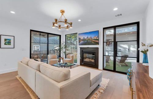 Blackshear-Prospect Hill House | Luxe 6BR Retreat Pool Game Room Sleeps 23