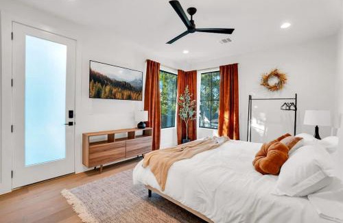 Blackshear-Prospect Hill House | Luxe 6BR Retreat Pool Game Room Sleeps 23