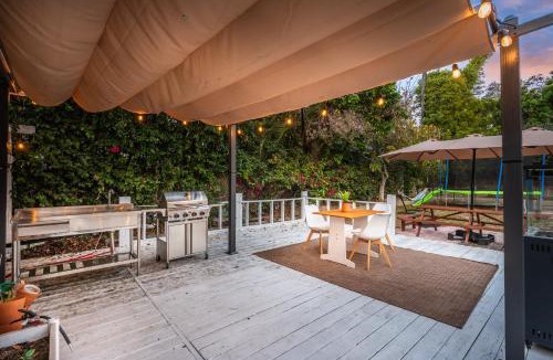 Wilshire House | Luxe 6BR Retreat with Trampoline Swing and BBQ Grill