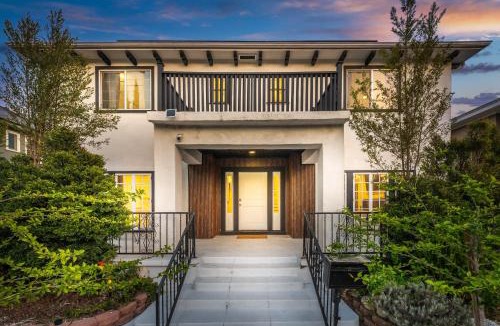 Wilshire House | Luxe 6BR Retreat with Trampoline Swing and BBQ Grill