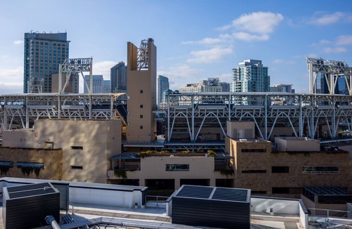 East Village Apartment | LUXE Apartment- Downtown BallPark Area- sleeps 6