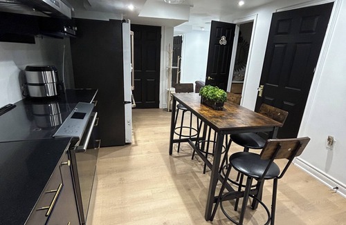 Mount Pleasant House | Luxe Apartment in Caledon
